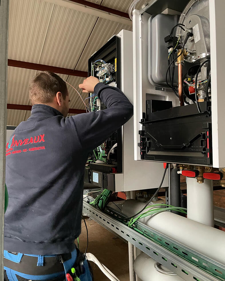 Un jeune technicien dépannant une cabine électrique