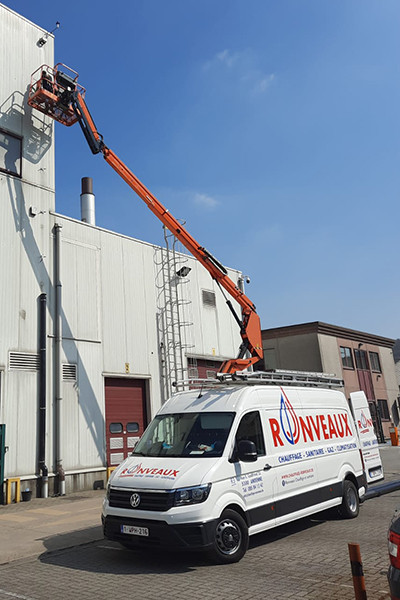 Une camionnette Ronveaux avec une nacelle élevée en hauteur pour que nos ouvriers puissent travailler 