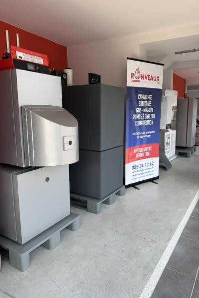 showroom de l'entreprise Pierre Ronveaux SRL avec différents types de chaudières