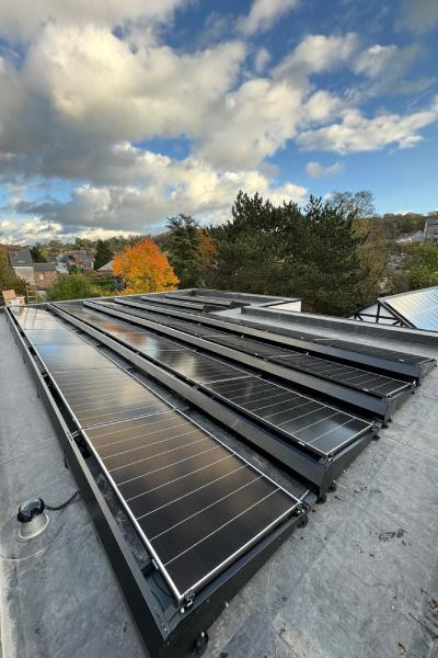 Pose de panneaux photovoltaïques de la marque Viessmann sur une toiture plate chez une de nos clients pour sa nouvelle construction