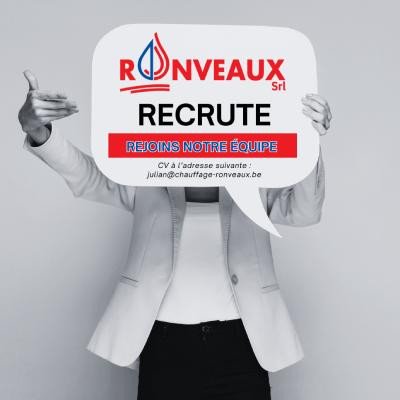 Une dame tenant une pancarte avec l'inscription Ronveaux recrute rejoins notre équipe Cv à l'adresse email julian@chauffage-ronveaux.be
