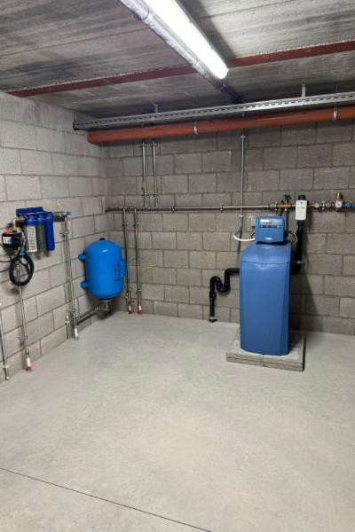 Ddépart compteur avec filtre et adoucisseur BWT à droite et à gauche triple filtre eau de pluie avec module de commande de pompe immergée et d'un vase d'expansion