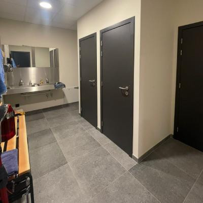 Sanitaire professionnel dans une entreprise pour le confort des hommes après leur journée sur chantier
