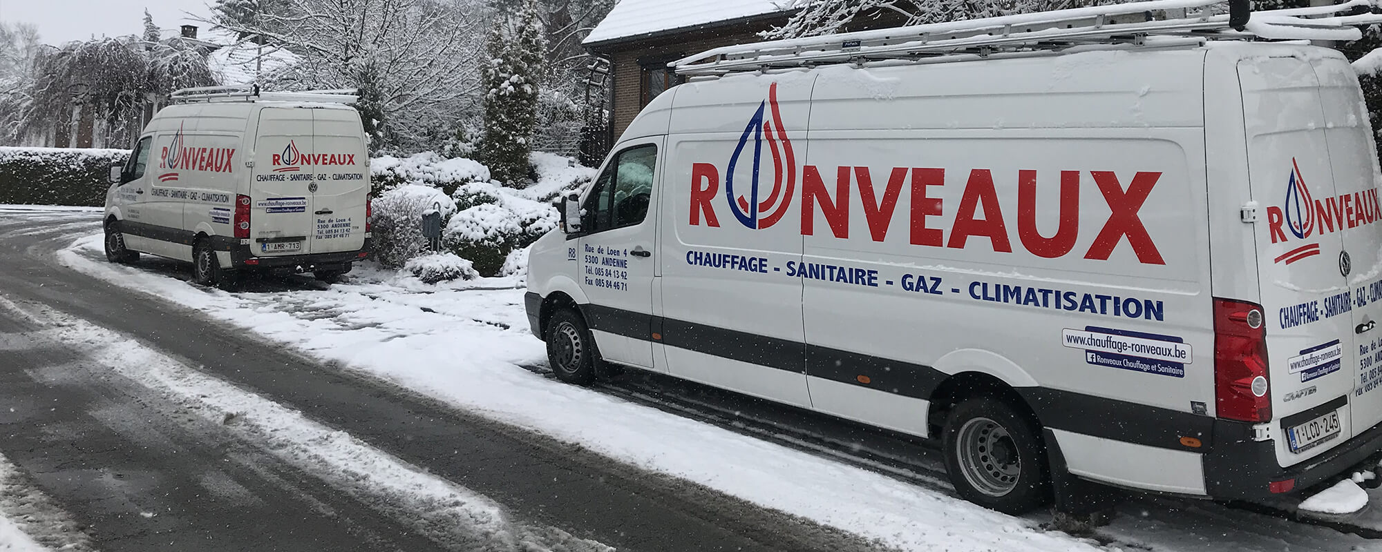 Camionnettes de l'entreprise Ronveaux, spécialisée dans le chauffage, la plomberie, le gaz et la climatisation, garées dans la neige